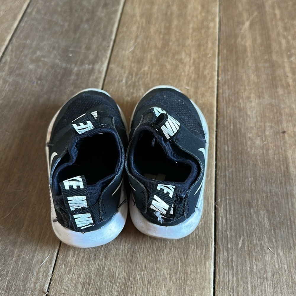 Nike Black and white sneakers size 5C - Picture 3 of 4
